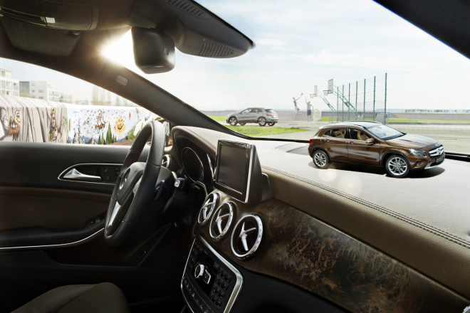 Mercedes vám prodá GLA jako modýlek. Abyste se na něj mohli dívat i zevnitř auta
