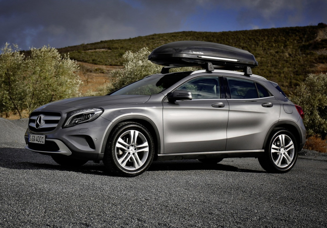 Mercedes GLA 2014: originální příslušenství pro skoroSUV čítá i svítící logo