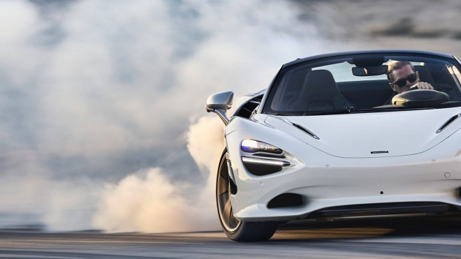 Nový McLaren ukazuje prostředníček hybridním a elektrickým sokům, s klasickou technikou je strčí do kapsy