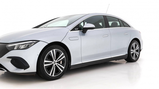 Někdo najel s elektrickým propadákem Mercedesu pořádné kilometry, cenu auta tím poslal dolů o 430 tisíc každý rok