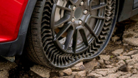 Revoluční pneumatiky, které nejde píchnout, ve srovnání selhaly proti klasice i 100 let starému obutí