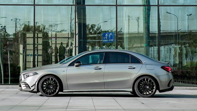 Číňané si se špatně parkujícím Mercedesem poradili velmi krutým způsobem