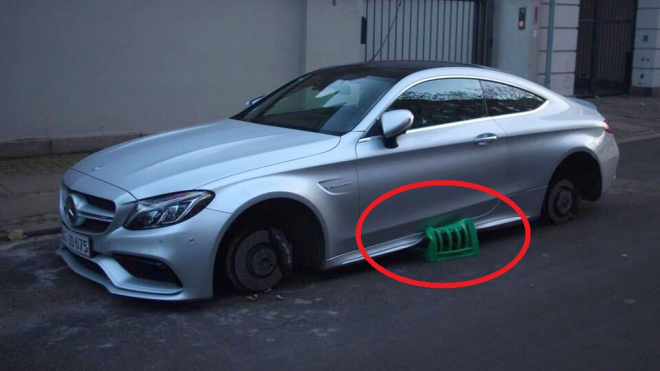 Hloupí zloději se pokusili podložit auto bez kol plastovými bednami, dopadlo to zle