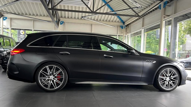 Čtyřválcový Mercedes C63 AMG je pro první majitele takové finanční fiasko, že skoro začíná být lákavý jako ojetina