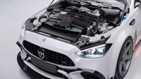 Firma ubalila další facku Mercedesu. Céčku dala motor V8, který se do něj prý „nevejde”, navíc připomíná ikonické EVO II