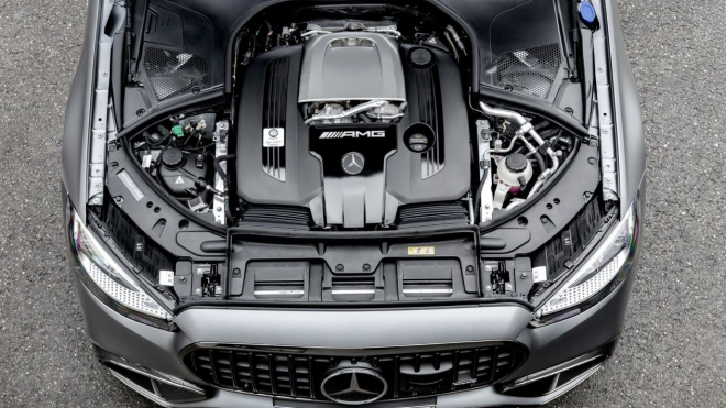 Mercedes představil novinku s pořádným motorem, je ale extrémně těžká a líp než dřív pojede jen chvíli