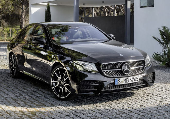 Mercedes-AMG E 43 2016 je venku. Má 401 koní a nedává to znát