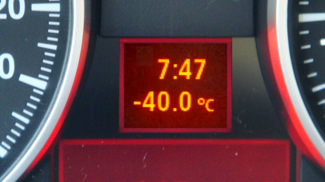 Rusové zkusil umýt auto venku v -40°C, dopadlo to tak, jak od začátku muselo