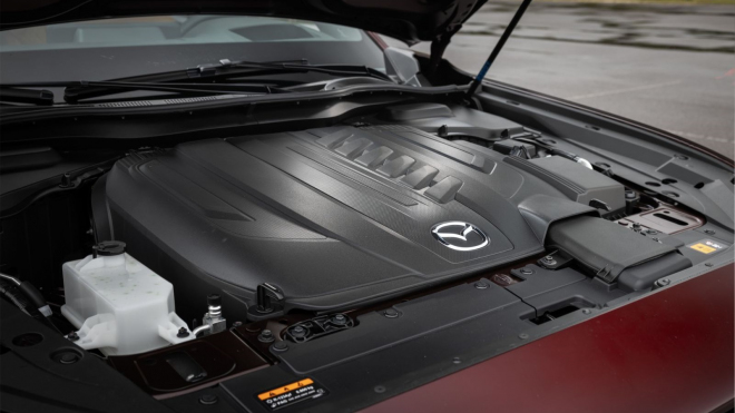 Majitel Mazdy si zkusil sám vyměnit olej, aby ušetřil 1 800 Kč za práci servisu, teď musí zaplatit 90 tisíc za opravu