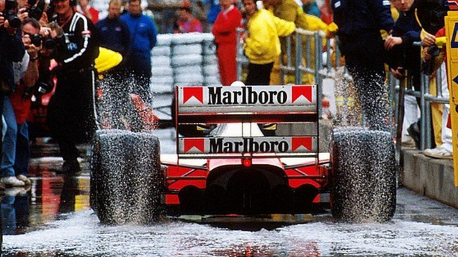 Mladý jezdec osedlal přímo mistrovskou F1 Ayrtona Senny, majitelům jen vstávaly vlasy hrůzou