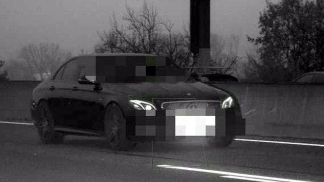 Německý řidič se prohnal 244 km/h kolem radaru na 80 km/h, teď mu hrozí vězení