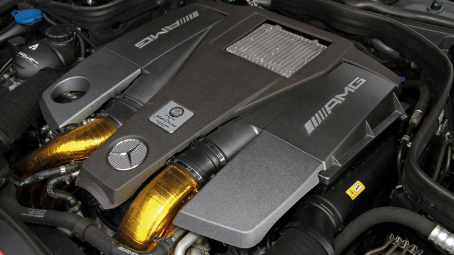 Tento motor má více výkonu než Bugatti Veyron. Přitom patří nenápadnému sedanu