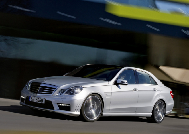 Mercedes E63 AMG 2012: 6,2 V8 ven, start-stop sem