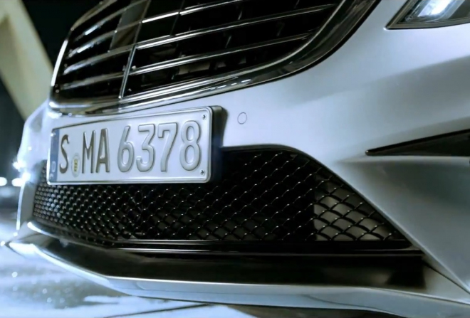 Mercedes S 63 AMG 2014 na první upoutávce jen trochu zabručel, už jsme ho přitom viděli celý (video)