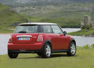 Des voitures d'occasion fiables jusqu'à 100 000 CZK peuvent être achetées dès aujourd'hui, vous pouvez même rajeunir votre parc automobile tchèque avec elles - 5 - Mini Cooper 2007 ojetina ilustracni foto 02