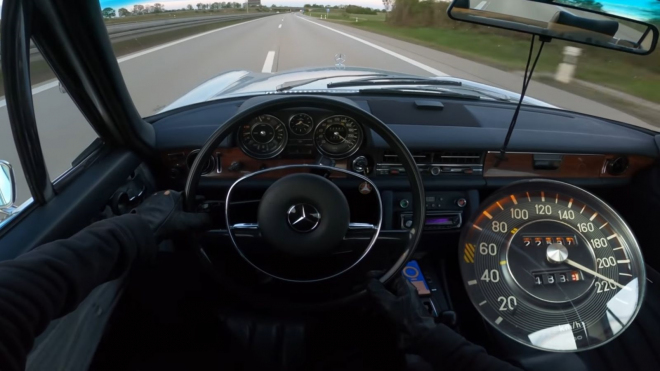 47 let starý Mercedes na Autobahnu ukázal, jak rychlá byla auta už v roce 1973