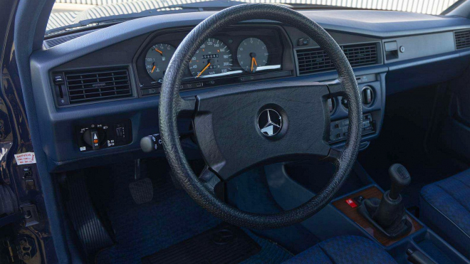 Jediný majitel 37 let schovával nezničitelný Mercedes. Dodnes skoro nový je k mání, aby si odkroutil svůj milion kilometrů