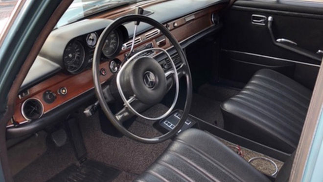 Elvisův starý luxusní Mercedes nikdo nechce, teď se prodá klidně za korunu