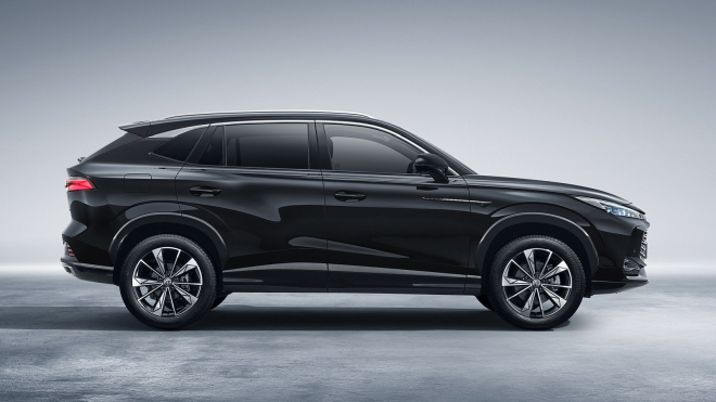Nové auto v Česku nejúspěšnějších Číňanů má velikostně blízko ke Škodě Kodiaq, cenou se ale blíží Kamiqu
