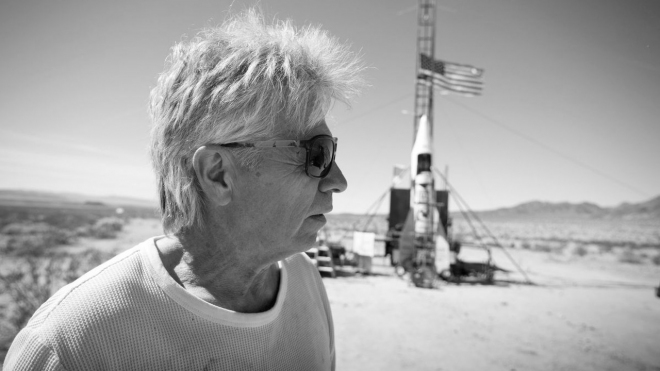 Rekordman ve skoku s limuzínami zemřel při pokusu dokázat, že Země je placatá