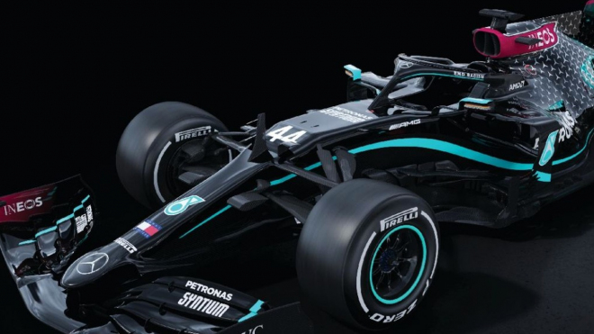 Mercedes podlehl tlaku doby. Přemaloval své F1 načerno, rozjíždí kontroverzní program