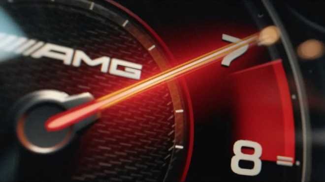 Mercedes nepochopil nic. U další novinky láká na zvuk motoru, který nemá, otáčky, které netočí a řazení, které neřadí