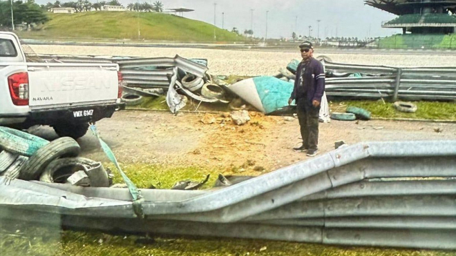 Řidiči Mercedesu ve 230 km/h na okruhu selhaly brzdy, rozmáznul se o bariéru jako opilý komár