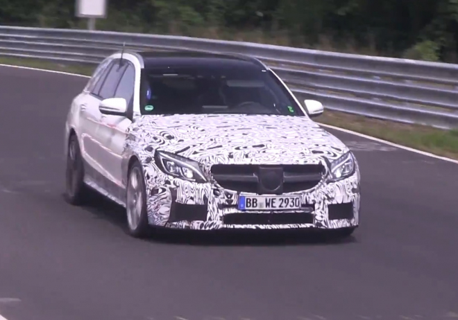 Nový Mercedes C 63 AMG jako sedan i kombi řádí s minimem kamufláže na Ringu (video)