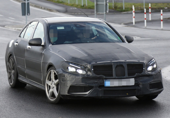 Nový Mercedes C 63 AMG 2014 dostane okolo 500 koní, už trénuje na Ringu