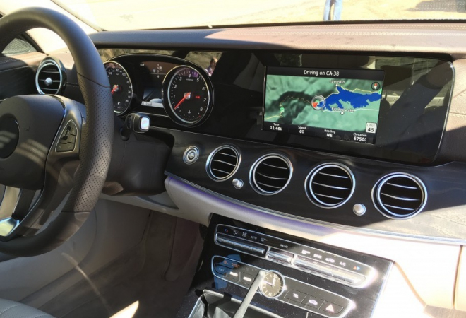 Interiér nového Mercedesu E 2016 nafocen v základní výbavě, už tolik neláká