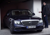 Mercedes Remote Parking Pilot: automatické parkování předvádí své klady (video)