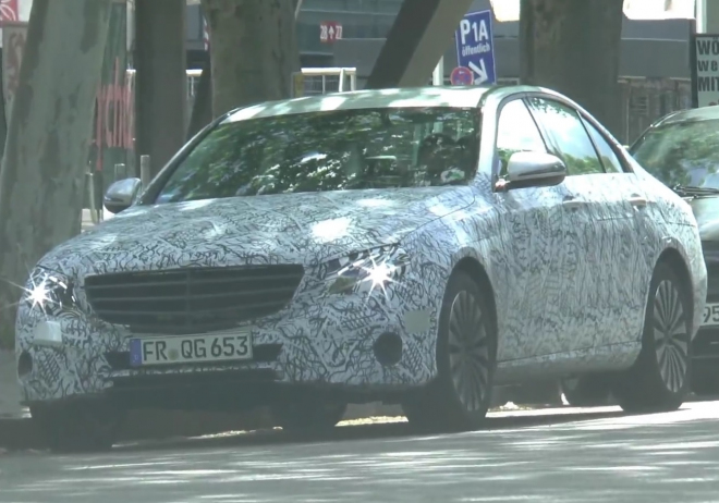 Mercedes E 2016: nová generace opět v akci na videu, ukáže se v lednu v Detroitu