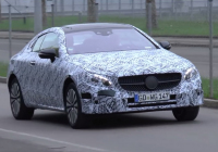 Mercedes E Coupe 2017 natočen na veřejnosti, s kamufláží působí otyle (video)
