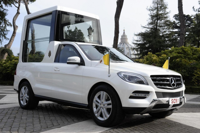 Mercedes dodal papeži nový „papamobil“, je to znovu upravené SUV třídy M
