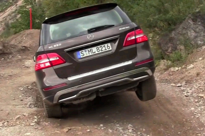 Nový Mercedes M 2012 se nebojí ani těžkého terénu (video)
