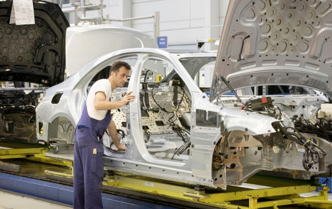 Mercedes jde proti času, v továrně v Sindelfingenu nahradí roboty lidmi