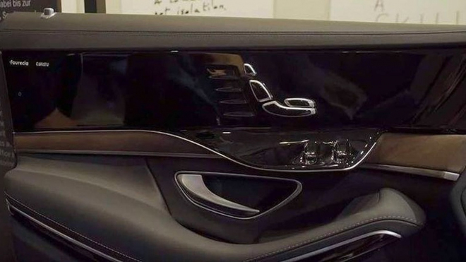 Unikla podoba části interiéru nového Mercedesu S, má displeje i tam, kde nikdo jiný