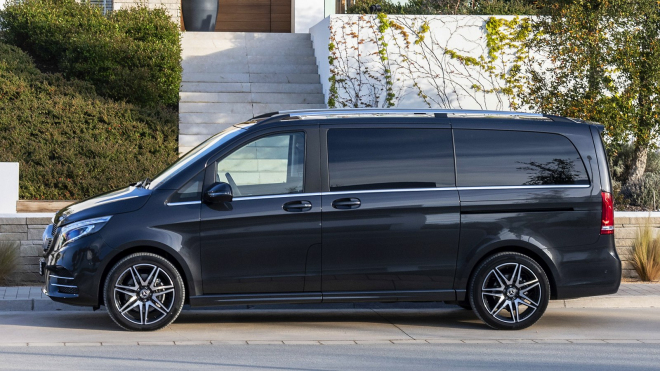 Někdo nacpal do dodávky kompletní pohon z Mercedesu-AMG s 585 koňmi. A vyrazil na sprinty