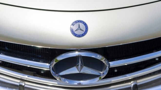 Svět se musel zbláznit, když se dnes falešný starý Mercedes prodává dráž než skutečné nové Ferrari