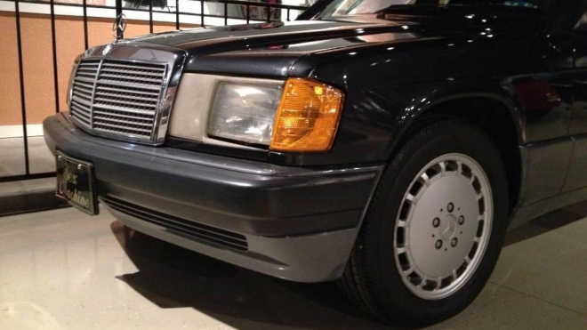 K mání je Mercedes slavného hudebníka. Proč jsou na něm tak podivná světla?