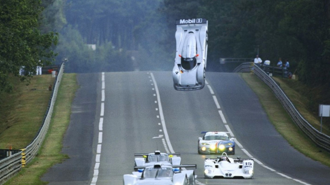 Jak se stane, že vůz za jízdy vzlétne? Takto si Mercedes udělal z Le Mans letecký den