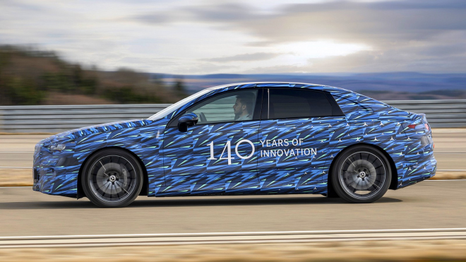 Mercedes zkouší hodit vidle do premiéry nového BMW řady 3, úplně stejným stylem začal odhalovat novou třídu C