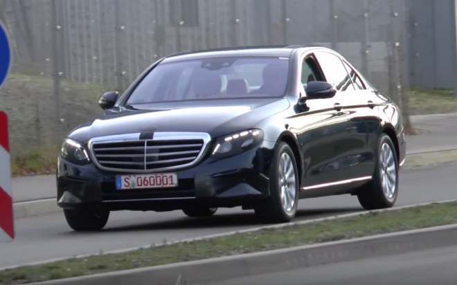 Nový Mercedes E natočen s nejmenším maskováním, přistihli i kombík (videa)