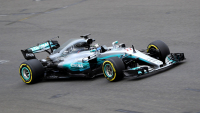 Mercedes už našel díru v nových pravidlech F1, vidíte to zvláštní křídlo?