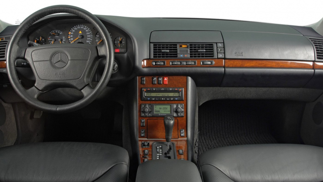 Jediný majitel 25 let schovával v garáži luxusní Mercedes, skoro nejetý ho prodává