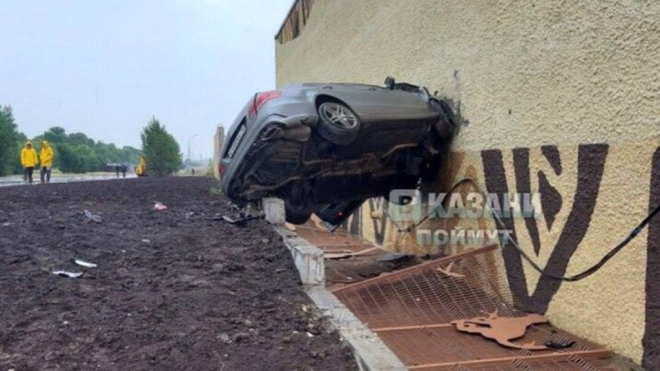 Řidič nezvládl svůj Mercedes, po nehodě zůstal zapíchnutý v budově zoo