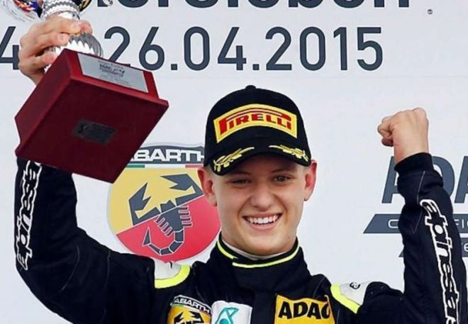 Jméno M. Schumacher je zpět ve světě závodů. A opět vítězí