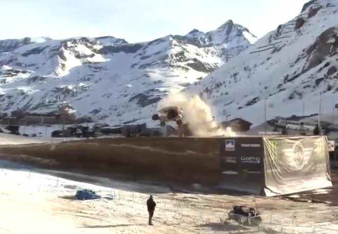 Pokus o rekordní, 110metrový skok autem skončil brutální nehodou (videa)