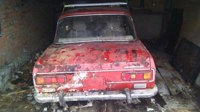 V ruské garáži našli 25 let nejetý Moskvič. Podívejte se, co objevili, když ho vytáhli
