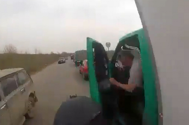 Kolonu aut je na motorce vhodné předjíždět opatrně, jinak... (video)